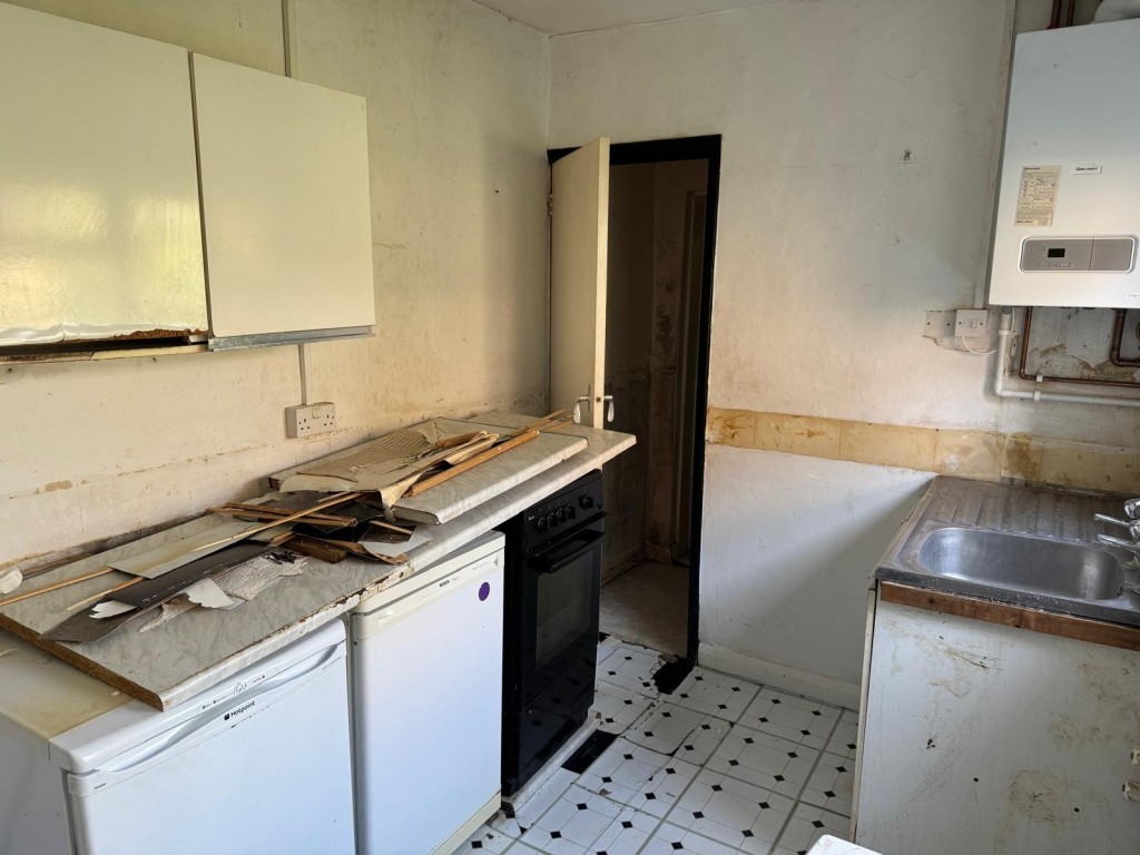 Lot: 141 - SEMI-DETACHED HOUSE FOR IMPROVEMENT - Kitchen